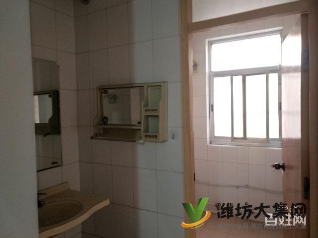 東城花園多層一樓80平送車(chē)位儲(chǔ)藏室